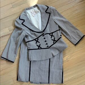 Vintage Y2K Nanette Lapore fully lined navy/white pinstripe skirt suit